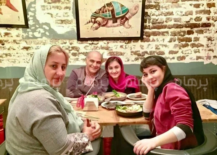 سیاوش چراغی پور در کنار همسر و فرزندانش سیاوش چراغی پور و همسرش و فرزندش